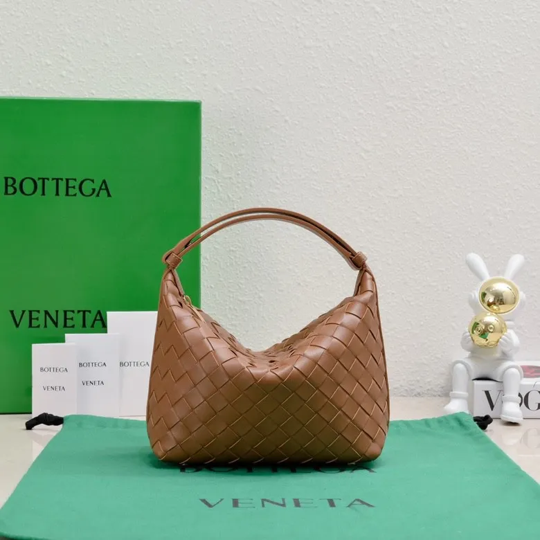 Batch 1360 #BvWallace Shoulder Lunch Bag 🔥 A lunch box bag that you can just grab and go. It is made of classic intrecciato weaving technology and reflects the craftsmanship of Bottega. The entire bag is made of top-grade happa lambskin. It is very soft and lightweight. The small bag shape is cute and exquisite. The interior capacity is also very large and can be carried under the arm. It is quite practical! The bottom of the bag is made of gold metal to prevent wear and tear. The details are really good! Choose this elegant commuting bag for Zaoba people~ Size: 22x13x9.5, model number; 7748#